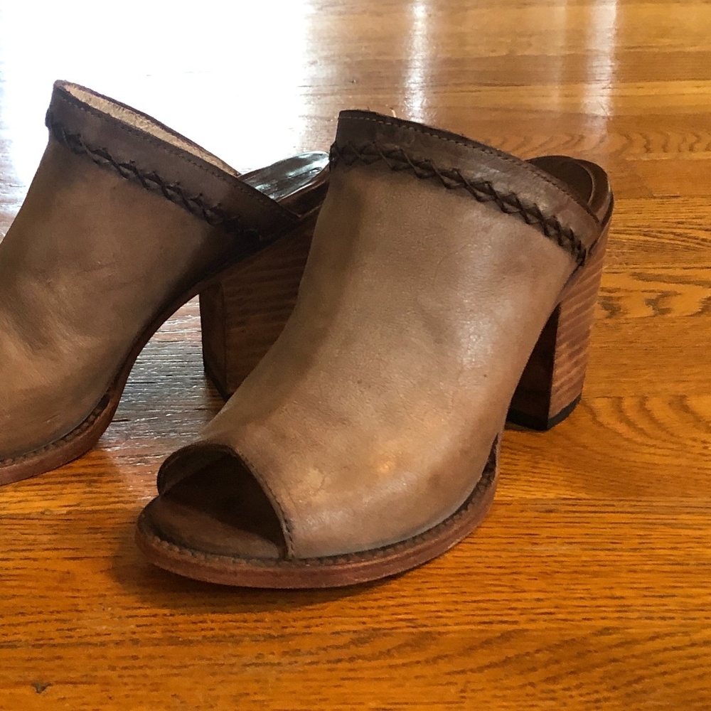 FREEBIRD BAMBI MULE   GREY/TAN    SZ 9M